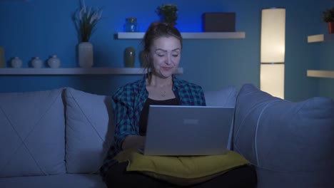 Mujer-Riendo-Usando-Laptop-Por-La-Noche.